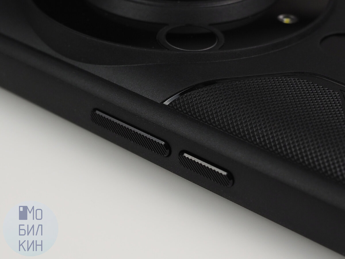 Справа: кнопка включения и качелька регулировки громкости