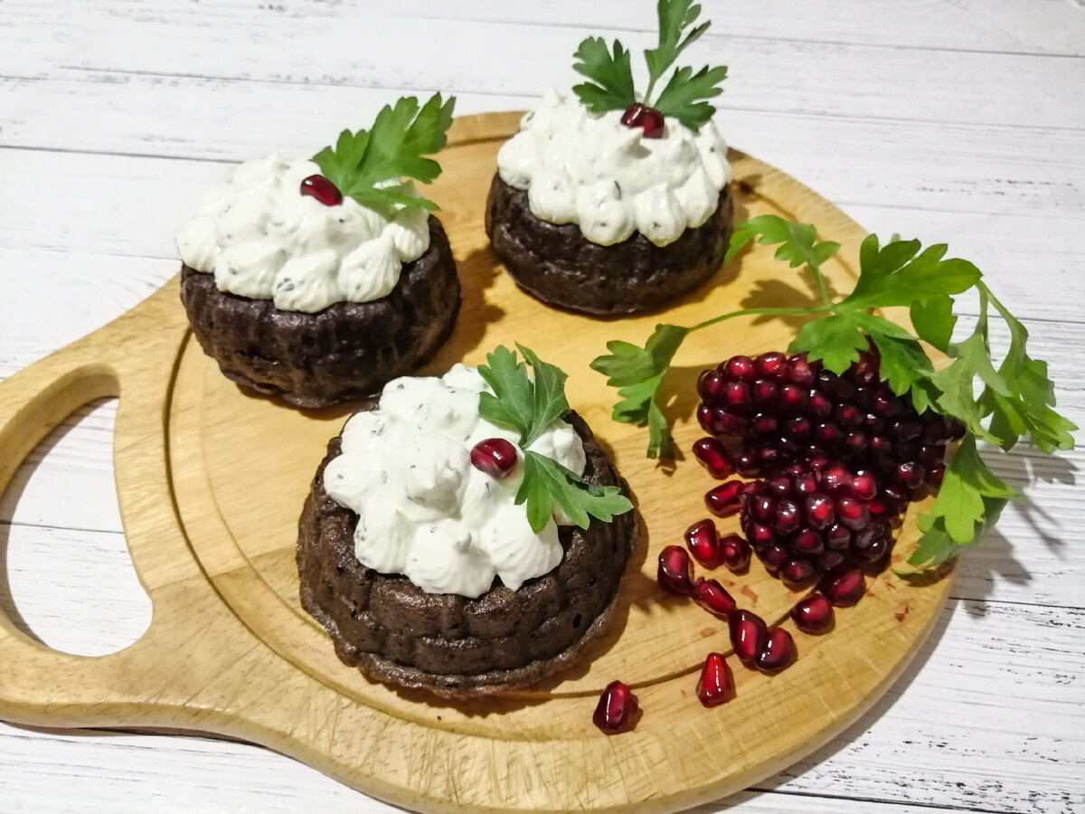 Печёночные кексы с овощной начинкой и сырной шапочкой