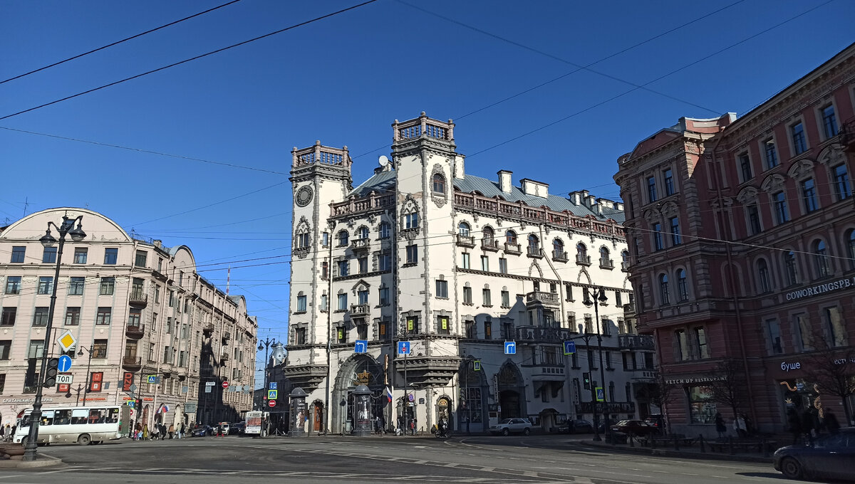 Дом с башнями со стороны площади Льва Толстого