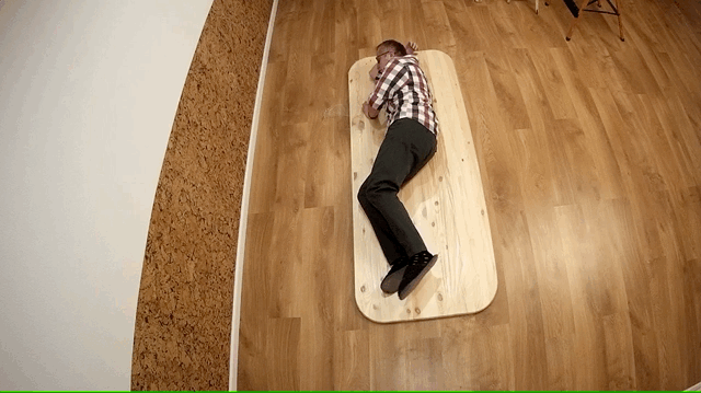 Столешница выполнена из клееного бруса и имеет размеры 80 сантиметров в ширину 
на 2 метра в длину