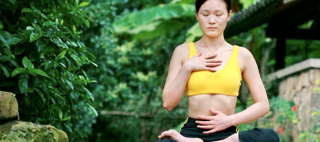 Для помощи себе можно положить одну руку на грудную клетку, а другую на живот. 