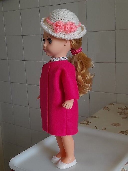 Шляпка цвета шампань, белый берет и шарф. Апрель, 2022. 