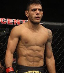 Рафаэл Дос Аньос в 2016 году уступил пояс в легком весе Эдди Альваресу (30-8), затем проиграл решением Тони Фергюсону (25-6) и перешел в полусредний вес, где решением победил Тарека Саффьедина, без труда задушил Нила Магни (26-8) и снова решением одолел Робби Лоулера (29-15). В 2018 году РДА провел 2 поединка, в них уступил решением Колби Ковингтону (17-3) и нынешнему чемпиону Камару Усману (20-1), затем разгромил Кевина Ли (19-7) и решением проиграл Леону Эдвардсу (19-3) и Майклу Кьезе (18-6). В крайних боях он в легком весе раздельным решением победил Пола Фелдера и разгромил Ренато Мойкано, оба вышли на коротком уведомлении.

16 из 31 выигранного Дос Аньосом боя дошли до решения судей, 10 из 15 досрочных побед он одержал сдачей соперника.

На сегодняшний день Рафаэлу Дос Аньосу 37 лет, его рост составляет 173 см, опыт выступлений в проф. ММА — 17,5 лет.