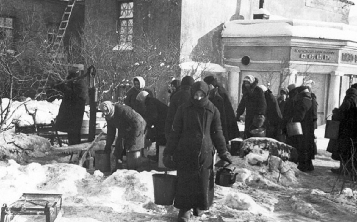 У водоразборной колонки