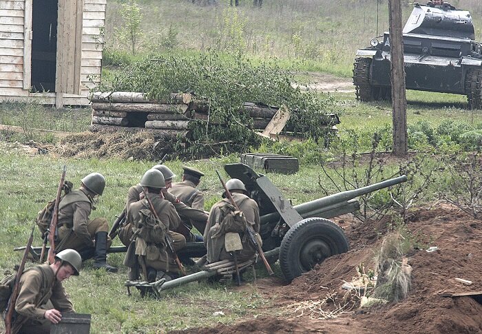 Изображение Яндекс Картинки. Реконструкция боя Великой Отечественной войны.