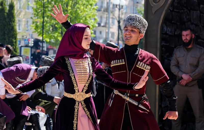 чеченский национальный костюм. чечня какой народ. чеченский костюм мужской. народы кавказа ингуши национальный костюм. Leader of chechnya.