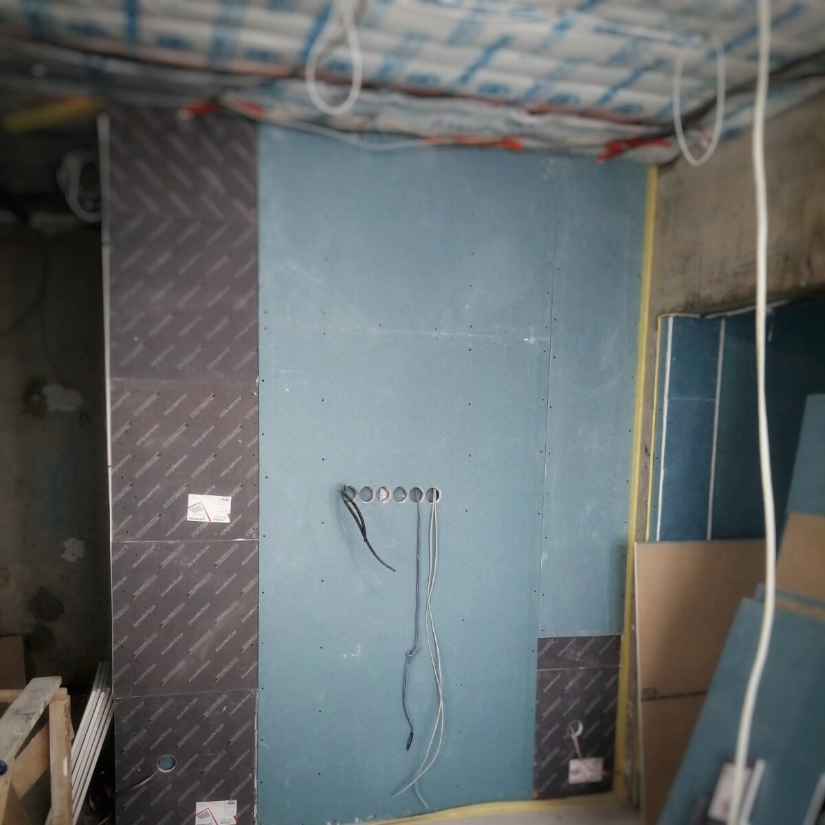 В облицовке перегородки используются разные по толщине материалы. В данном случае это панели М1, толщиной 17 мм и ГКЛЗ, толщиной 12.5 мм