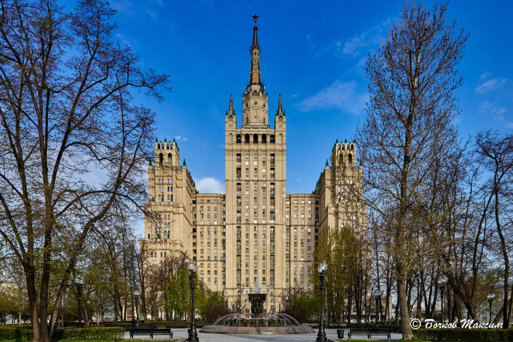 Высотка на Кудринской площади (до 1992 года площадь Восстания).