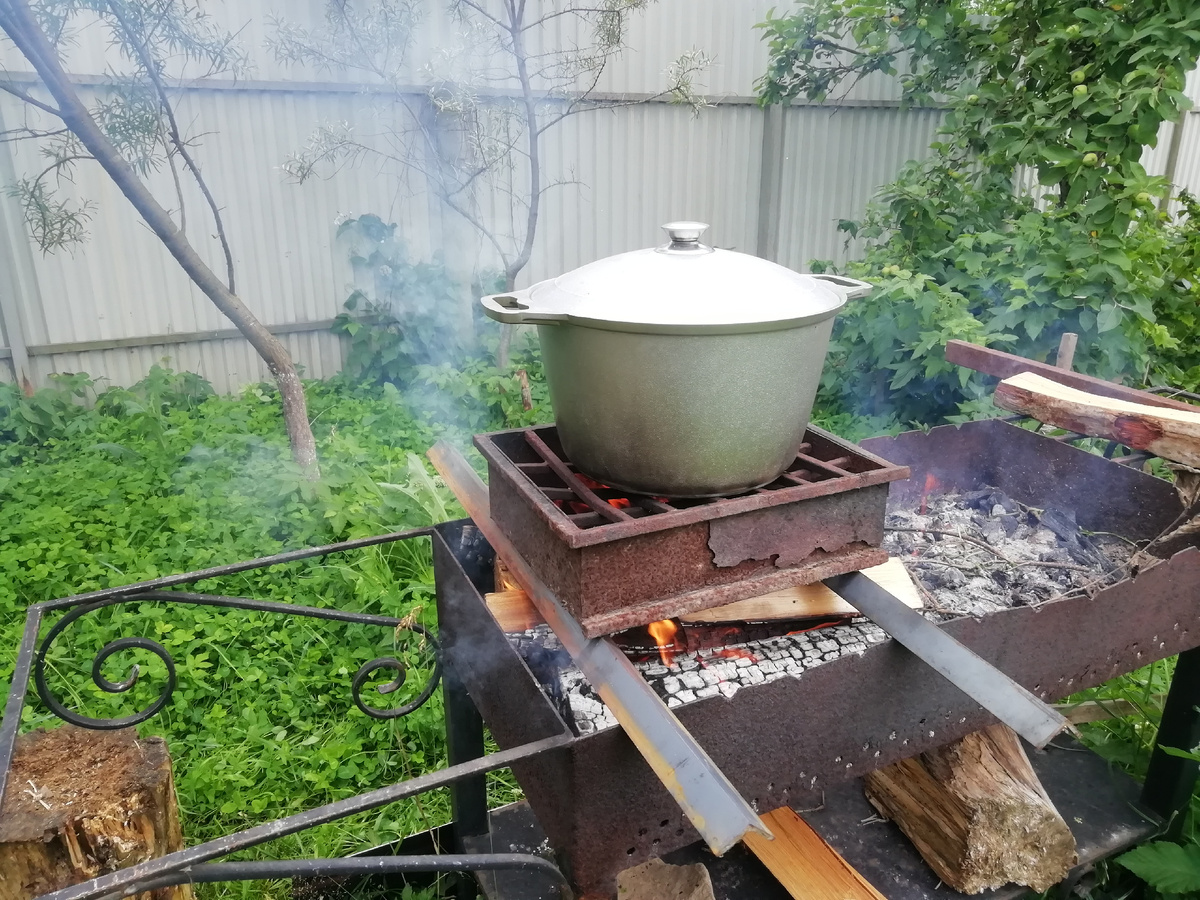 Лучший вариант, это конечно казан на мангале. 