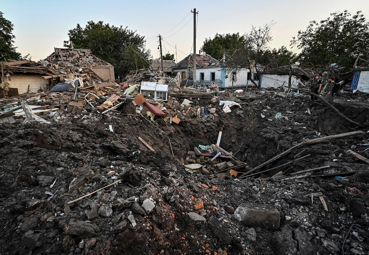 Воронка в жилом районе Чаплино Днепропетровской области, Украина, после ракетного обстрела России 24 августа. (Дмытро Смолиенко/Reuters)