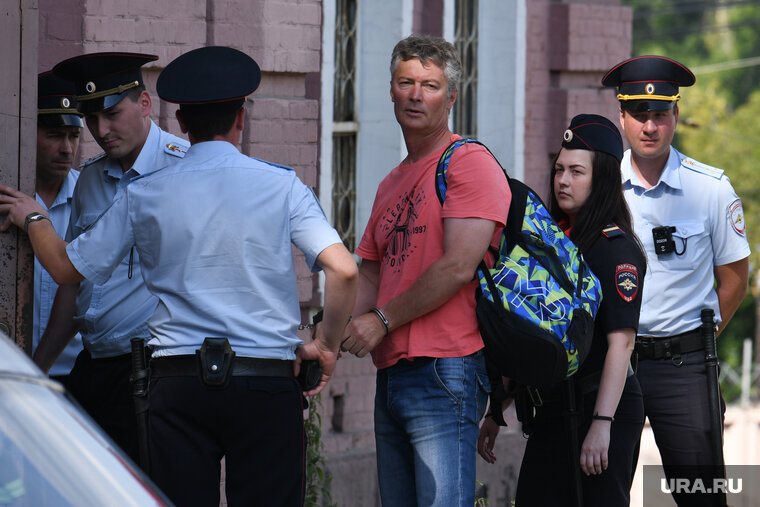   Ройзмана доставили в Верх-Исетский районный суд
