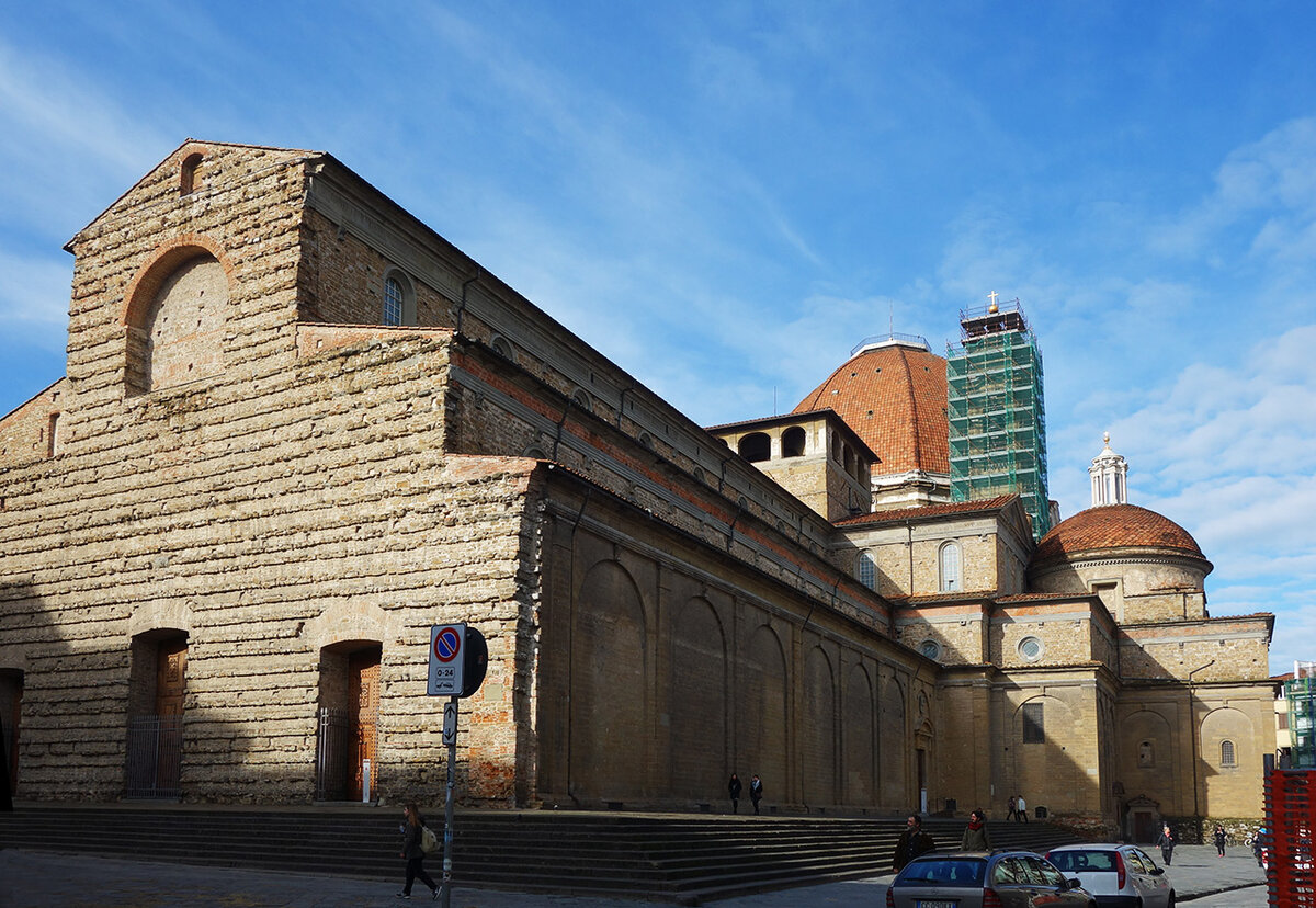 Базилика di San Lorenzo - одна из самых больших и старых церквей Флоренции 