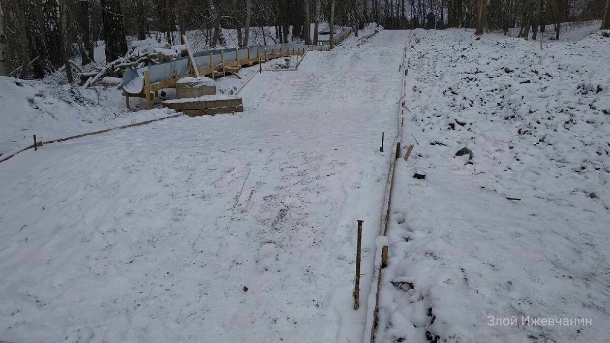     Вместо новой лестницы в Березовой роще жители Ижевска сейчас наблюдают скоростной спуск, по которому страшно ходить.