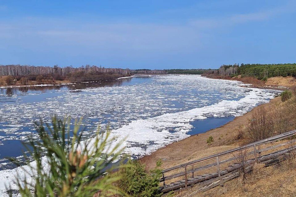     Лед на реке Бирюсе схватывается около 2-3 недель. Все это время жители села остаются отрезанными от мира. Фото: личный архив Андрея Чубарова