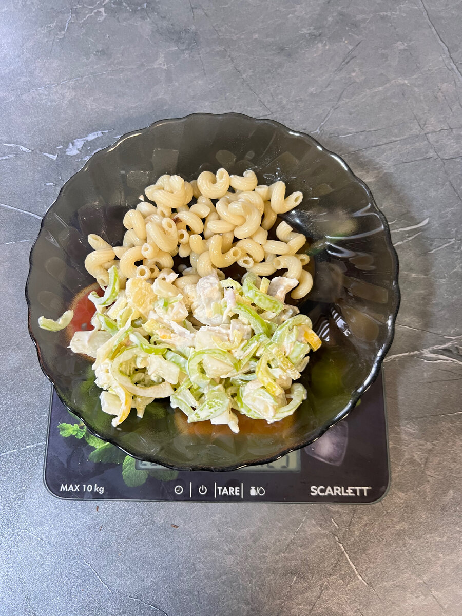 В макароны добавила сырный соус. Не вкусно( Надоели они мне. Но с голодухи съела