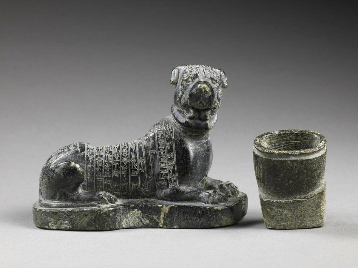 Вотивная ваза в виде статуэтки собаки, датировка: 1894 - 1866 гг. до н. э., из собрания музея Лувр.