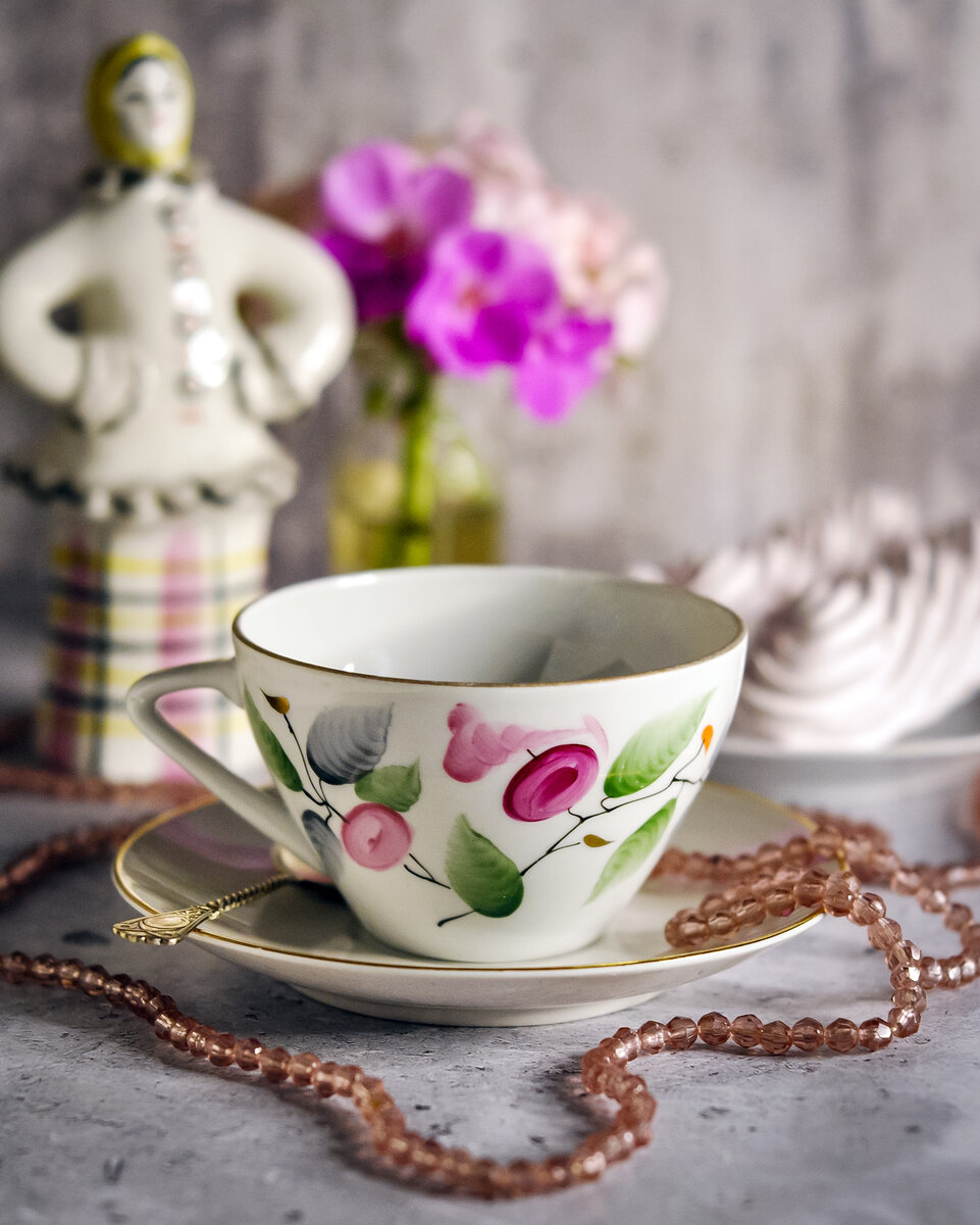 Чашка «Слива», ЛФЗ, 1960-е. Автор формы «Утро» В.Л. Семёнов, автор росписи Л.И. Григорьева