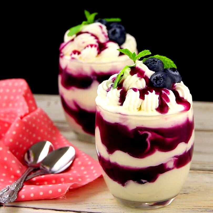 Индивидуальный десерт. Мини чизкейк в стаканчике. Трайфл красный бархат. Парфе десерт ассортимент. Новогодние десерты в стаканчиках.