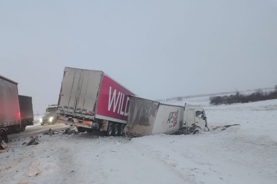     Под Канском в аварию попал грузовик известного маркетплейса. Фото: Служба спасения Красноярского края