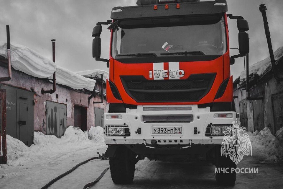     На месте происшествия работали три пожарно-спасательных подразделения. Фото: vk.com/mchs_murmansk