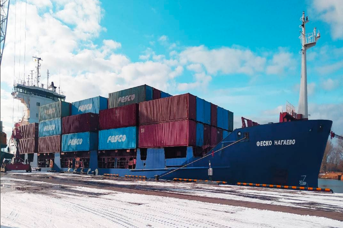 Контейнеровоз vladivostok феско владивосток. Судно феско нагаево. Fesco и трансконтейнер. Контейнеровоз феско. Феско уссури.
