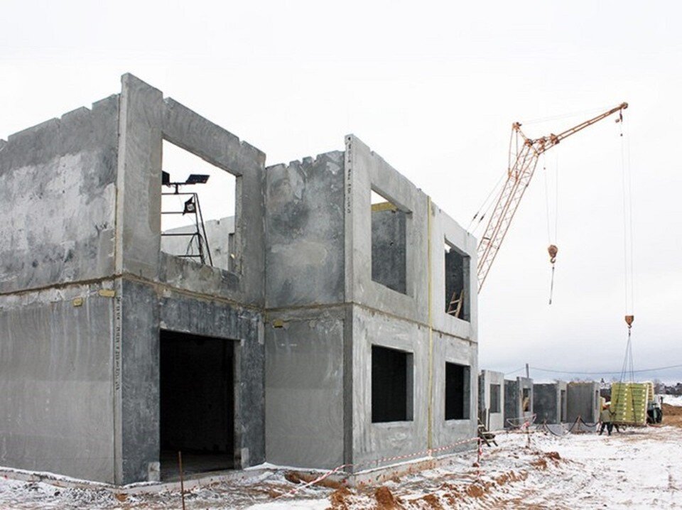     Коробка первого дома готова и скоро будет с крышей. Фото: ГПО "Минскстрой"