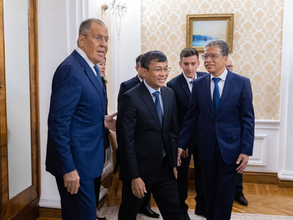 "Хорошо, что мы продолжаем традиции регулярных консультаций, в том числе в рамках стратегического диалога", - сказал Сергей Лавров во вступительном слове входе встречи с с постоянным заместителем Министра иностранных дел Социалистической Республики Вьетнам Нгуен Минь Ву