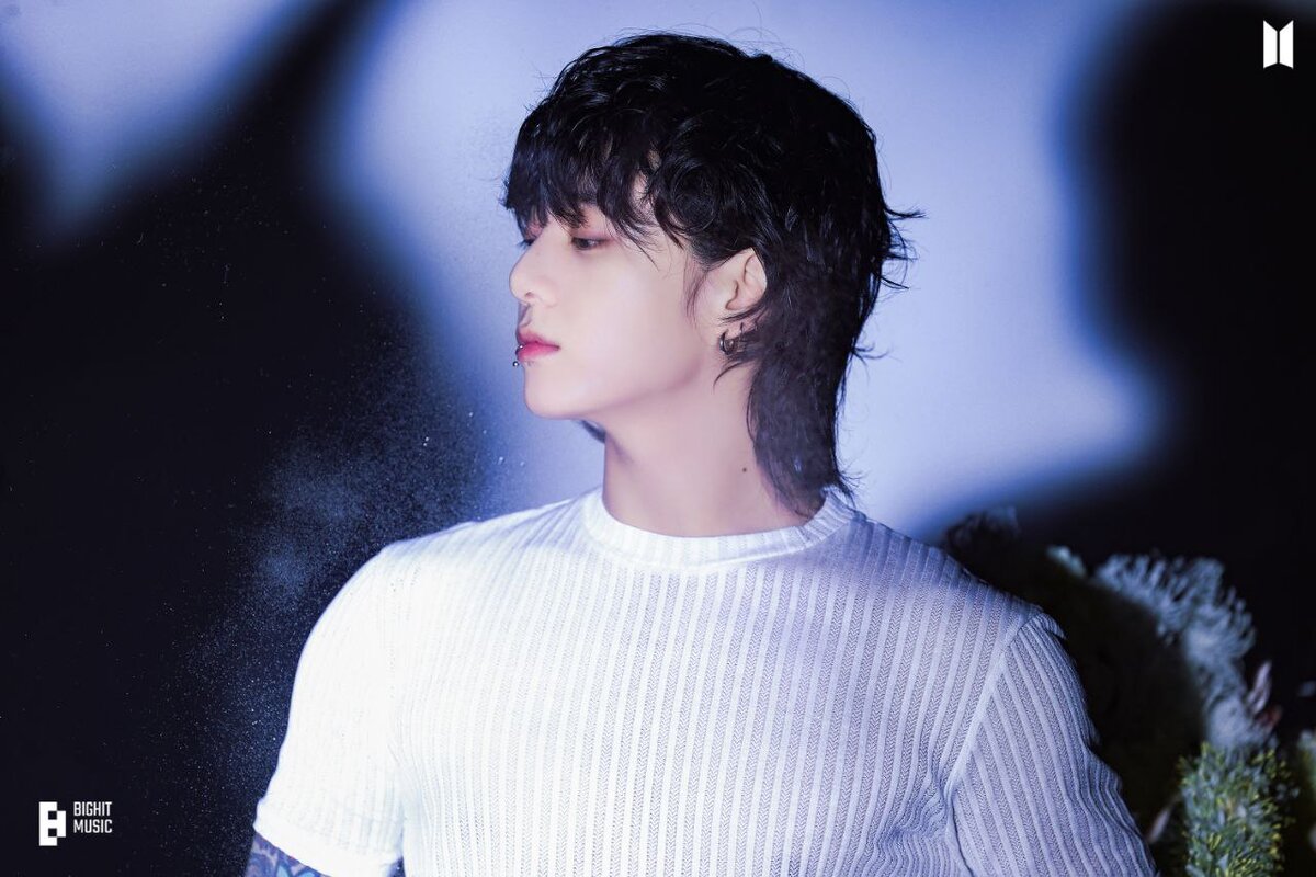 Фото относится к периоду промоушена сольного сингла Чонгука Seven