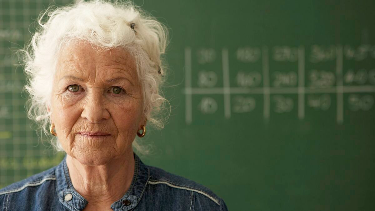 Школьная учительница. Моя тетя учитель. Моя тетка. Моя тетя. Пожилая женщина преподаватель.