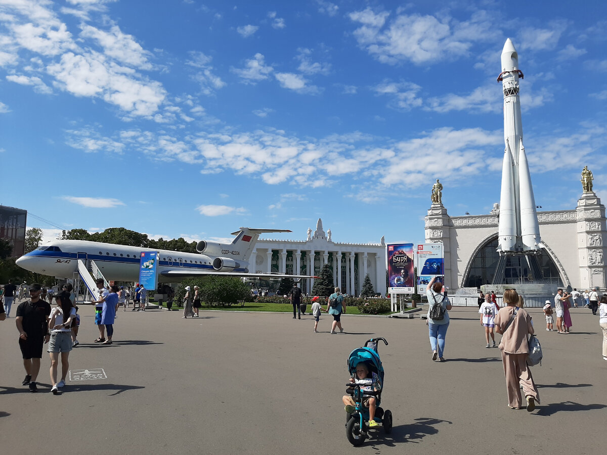 ВДНХ после ремонта. Кто-то возмущен, а мне нравится. Красота, правда? Или.  Почему тракторист убрал руку с талии колхозницы? Интересные факты | Жизнь в  России | Дзен