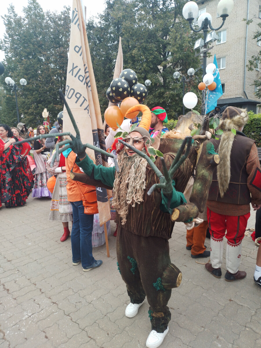 По уже сложившейся традиции, в Туле,  в дни города проходит "Театральный дворик".  В этом году- это уже XV Международный фестиваль уличных театров. 9/09/2023. 16:00.-8