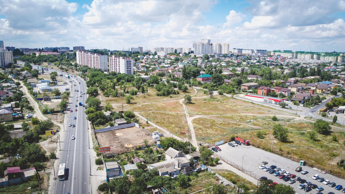     Бомбардировщик Су-24 рухнул во время полета под Волгоградом, в областной столице полыхал ЖК «Бейкер Стрит», в избиркоме распределили депутатские мандаты после выборов.