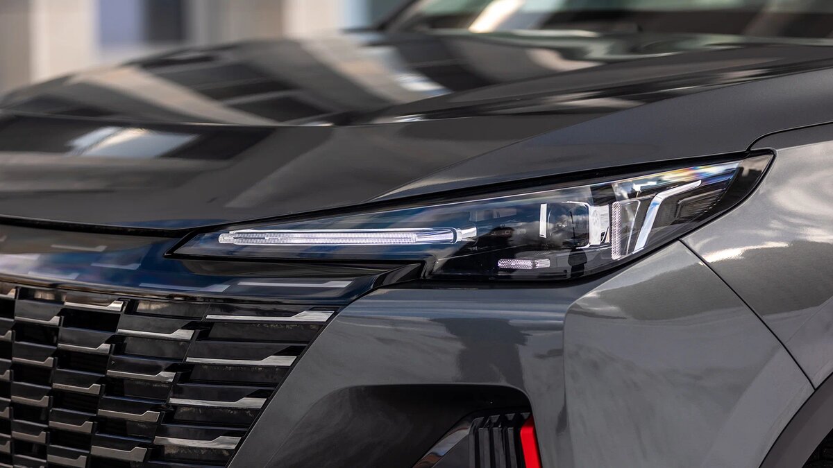 Привилегия самого дорогого CS55Plus — автоматический дальний свет LED-фар. А вот омыватели не предусмотрены