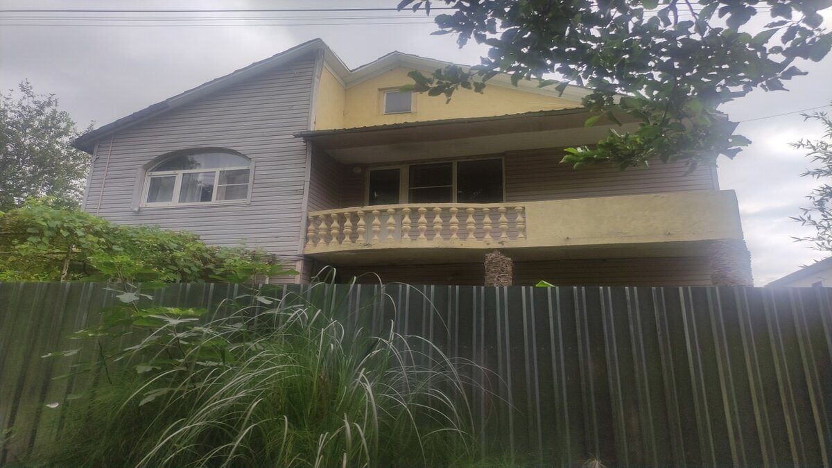 Капитальный дом 212 кв.м., земельный участок 4,6 сотки, Верхний юрт, ул. Абовяна, 4 комнаты. большой каминный зал, просторная кухня. Стоимость 15 000 000 рублей. Тел.: +79282331740