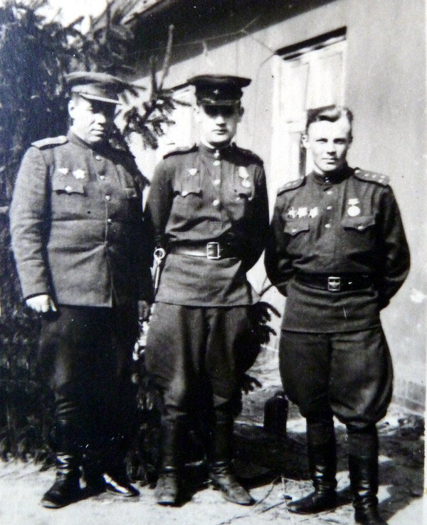 Капитаны Степан Дьячков,Великанов и Николай Зимин. Апрель 1945 год