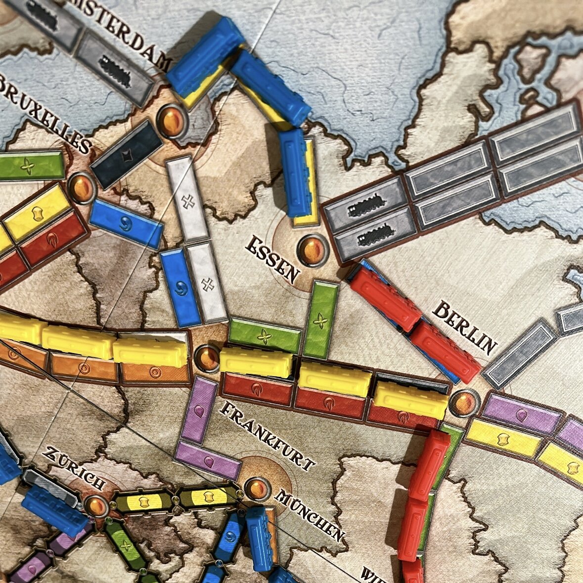 Одна из наших любимых настольных игр для всей семьи: Ticket to ride