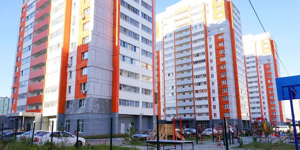 Жилой комплекс с востребованными планировками и огороженной территорией. Фото автора.