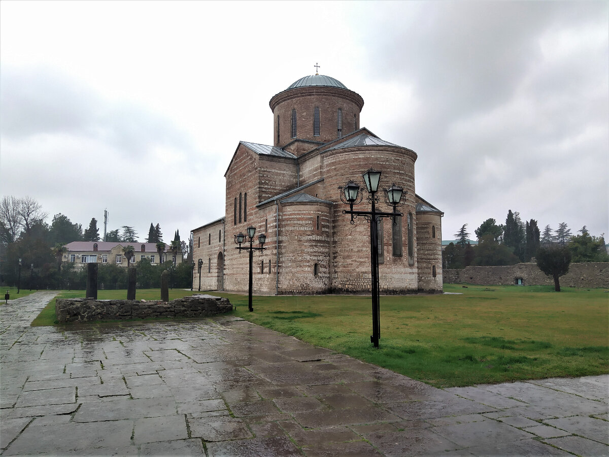 Собор в Пицунде. Листайте галерею