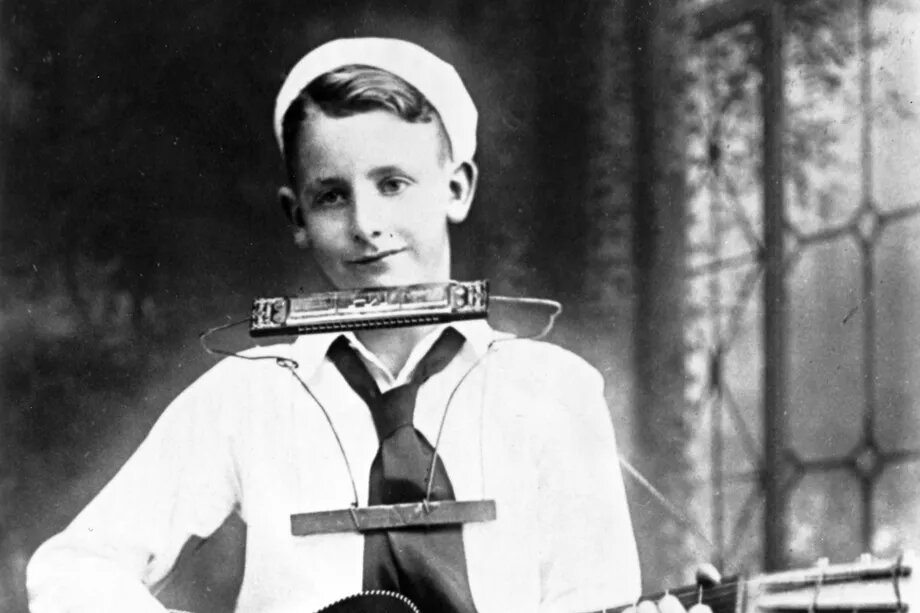 Лес Пол в возрасте 14 лет с изобретенным держателем, который придумал годом ранее