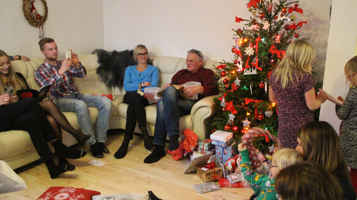 Рождество. Елку украшала я, она кстати живая из собственного леса хозяина дома