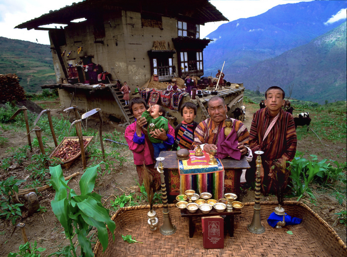 Бутан люди. Питер Менцель материальный мир глобальный семейный портрет. Питер Мензель глобальный семейный портрет. Быт разных народов.