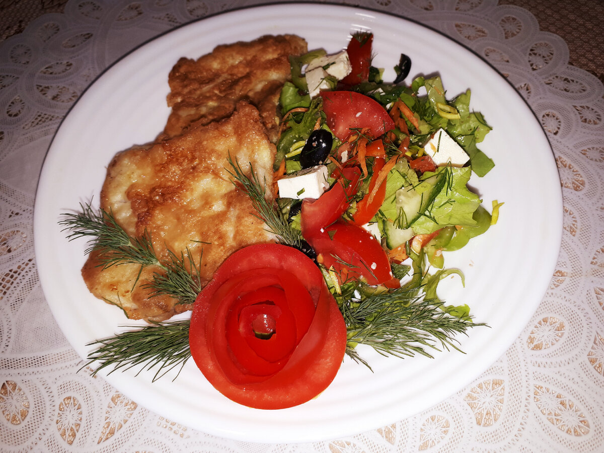 Треска жареная, поданная с овощами