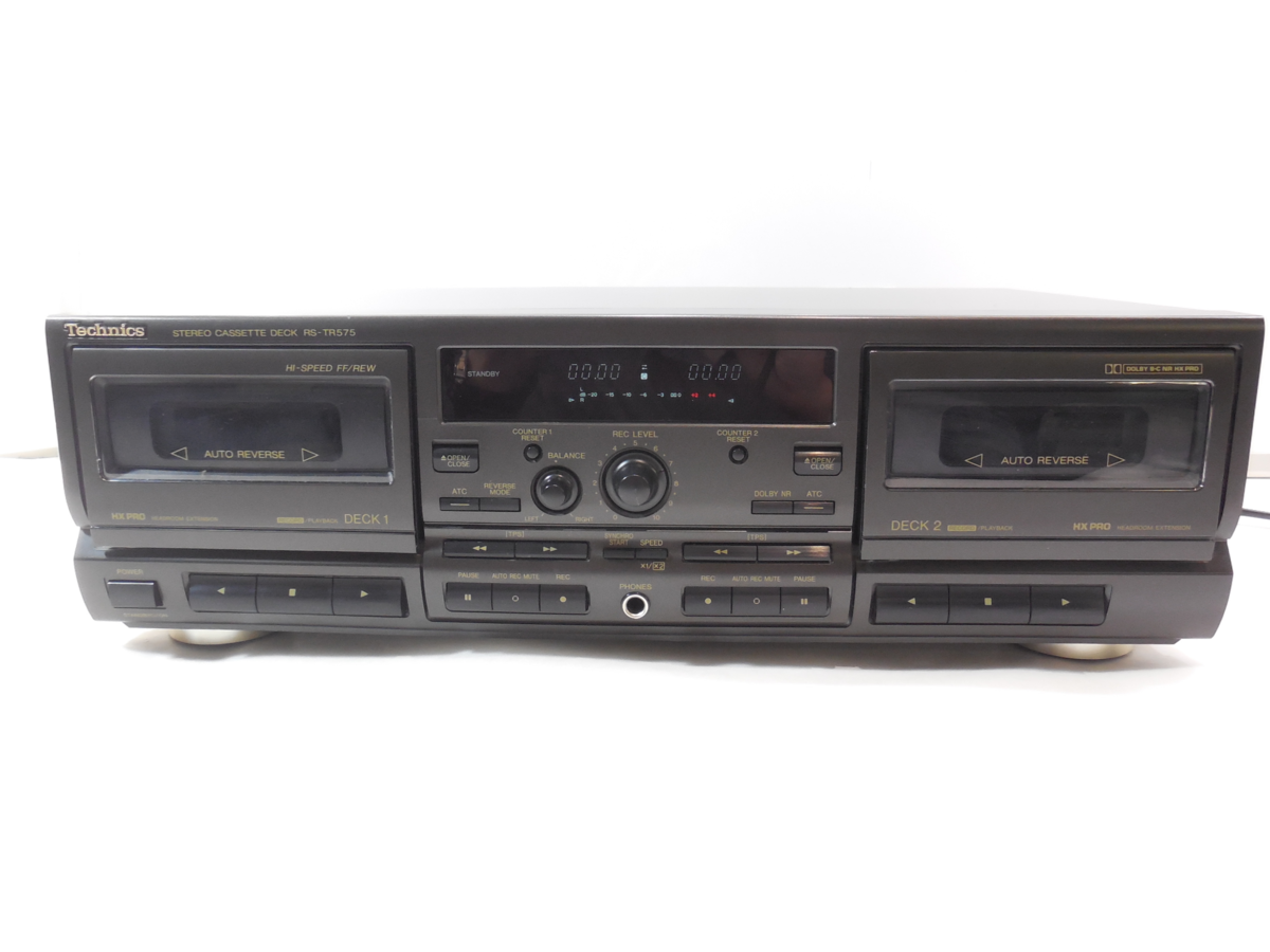 Кассетная дека с двумя слотами под аудиокассеты.