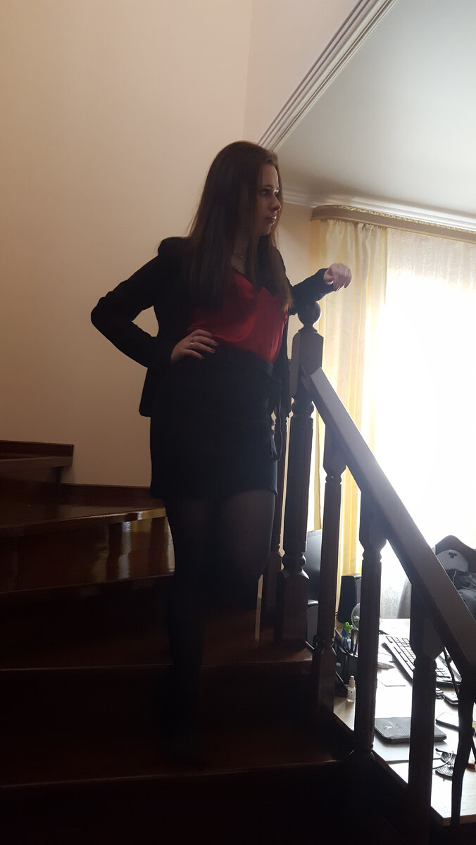 Автор на деревянной лестнице рассуждает, а что дорого-богато в интерьере? Фото из личного архива
