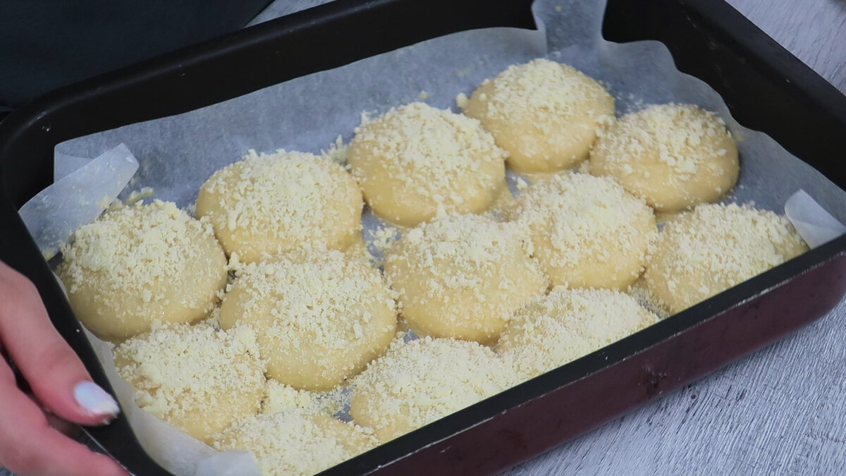 Домашние булочки на сметане с вареной сгущенкой и штрейзельной крошкой. |  Кулинарка | Дзен