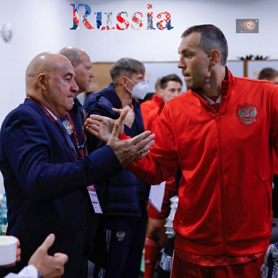 Черчесов жмет руку капитану сборной Дзюбе