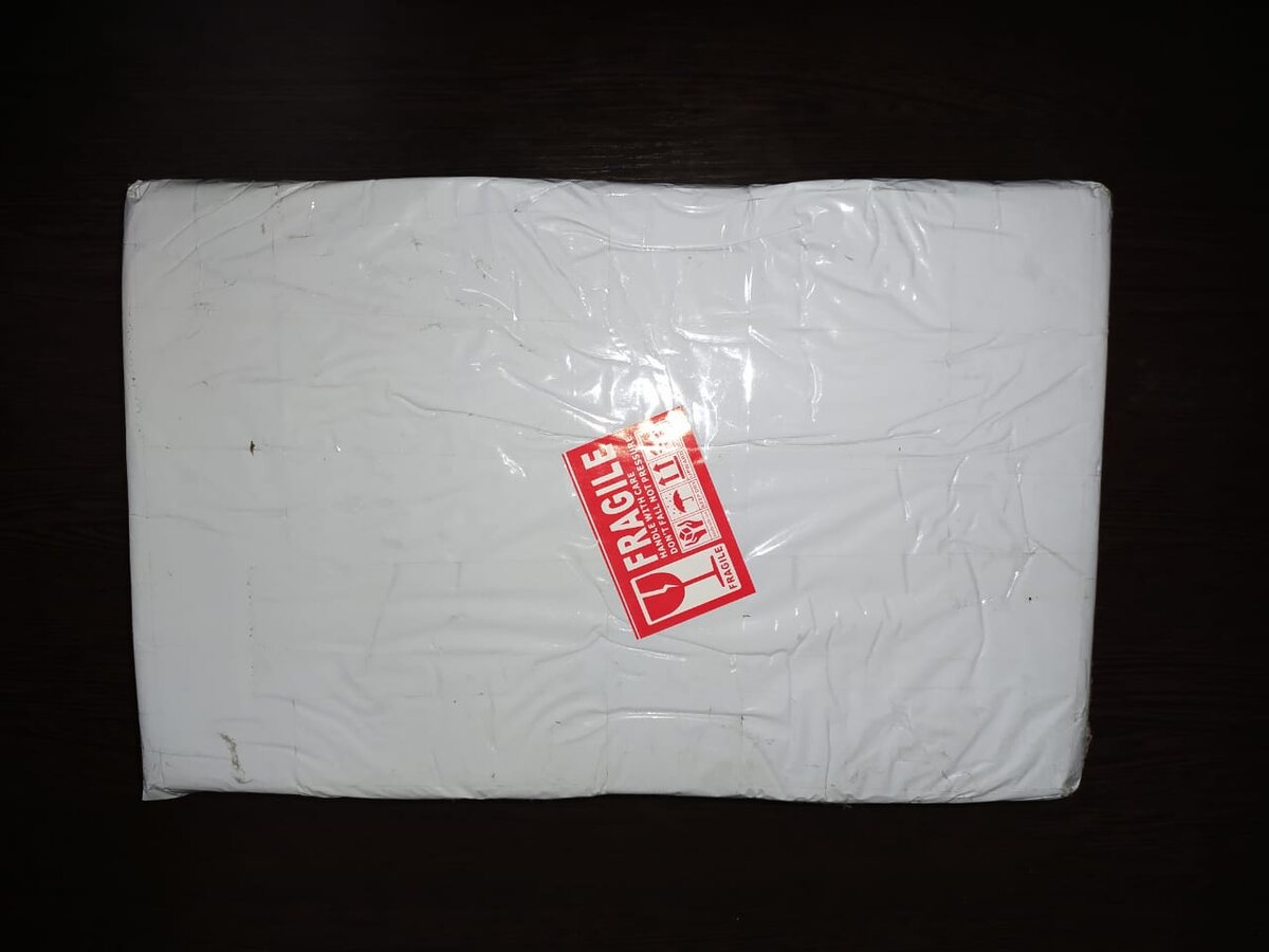 Обычная коробка запечатанная в полиэтиленовый пакет