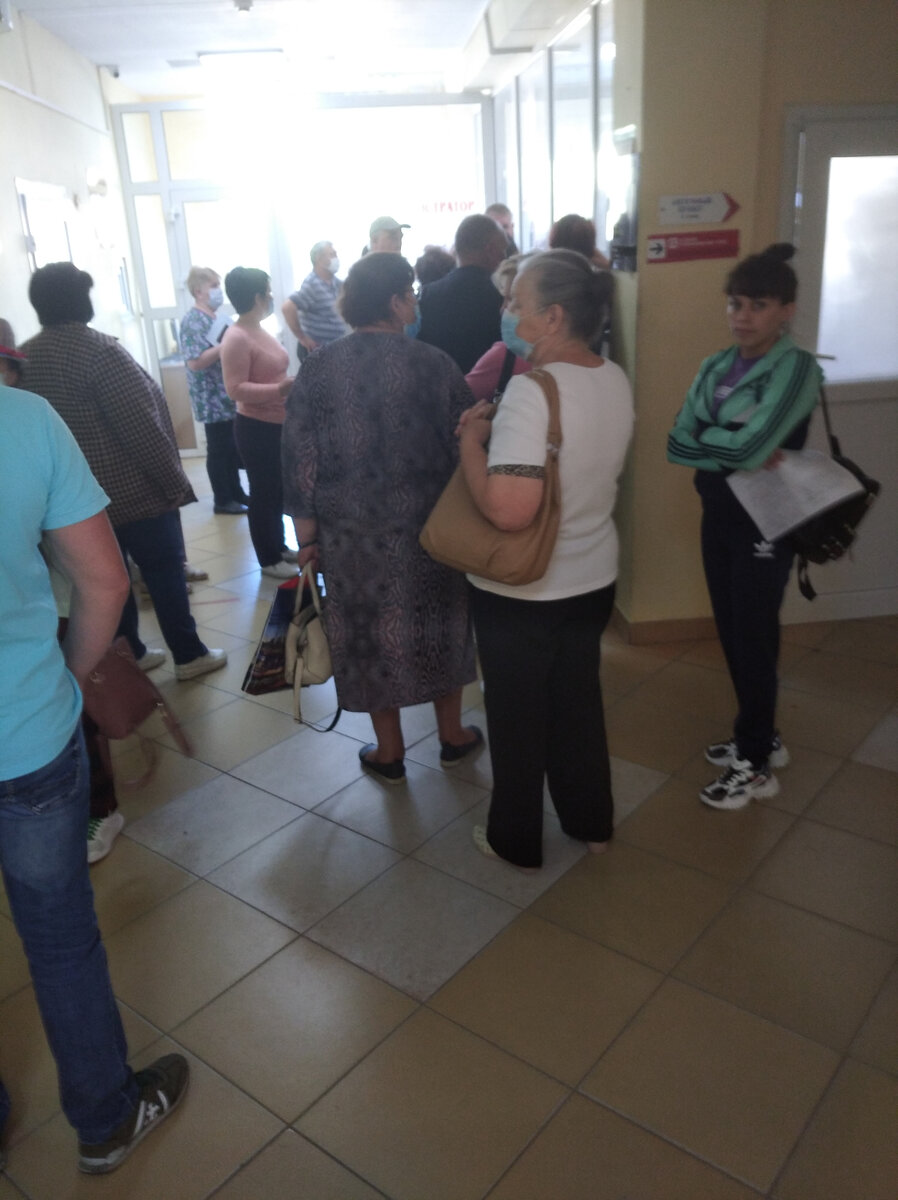 Очередь в регистратуру на вакцинацию