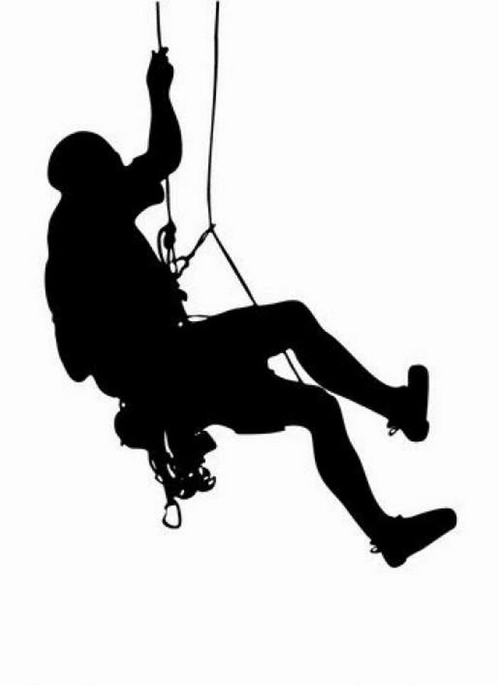 А как же ему выбраться из колодца наверх? С травмированной такой ногой и невыносимой болью в пояснице? Что же придумать? Диагноз ясен. Чтобы как-то отвлечься, Мурад стал думать о другом – о колодцах. Когда люди стали рыть колодцы в пустыне? Иногда рыли глубиною до трехсот метров, а может и глубже. Наверное, знают только специалисты – по истории колодцев. Великий шелковый путь дал толчок на многие сотни лет развитию торговли, а также ремеслам и даже культуре. Караваны ходили в нескольких направлениях. С востока на запад и с востока на север. Оборот средств торгующих купцов со временем только рос. Это в какой-то степени изменяло мир. Страны, по которым проходили маршруты, тоже влияли на торговлю; создавая по пути каравана – перевалочные пункты (караван-сараи). Большие и малые базары для попутной торговли рыли колодцы и охраняли караванные пути или же, обкладывая проходящие караваны непомерными налогами, что заставляло караваны искать параллельные другие маршруты. Возникали войны между соседними владениями за изменение маршрутов. Были и разбойничьи банды, нападавшие на караваны. Но все же позитивного Шелковый путь дал больше. Появились целые сословия караванных купцов, развилась новые ремесла, а с ними и развились профессии; те, кто вел караваны (караван-баши), были люди, которые скупали верблюдов для каравана – у степняков; скупали специально выращенных, выносливых караванных верблюдов нукеры – это те, кто охранял караваны, мастера, отыскивающие воду по пути караванов, те, кто рыл и выкладывал колодцы. Еще и другие ремесленники и мастеровые, занятые на караванном поприще. Культура торговли Великого шелкового пути просуществовала много сотен лет.