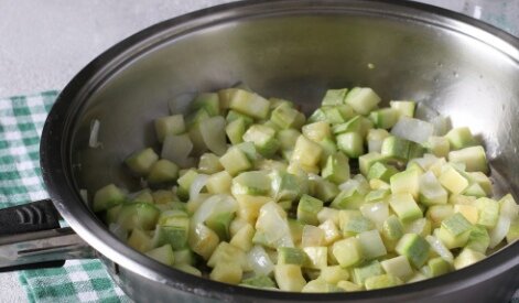 Жареные кабачки с яйцом, сыром и чесноком на сковороде рецепт пошаговый с фото - vitaminsband.ru